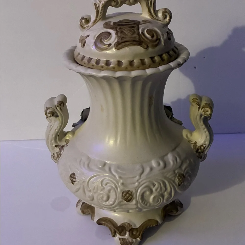 Vintage Italian Capodimonte-style lidded vase Cream With Flowers